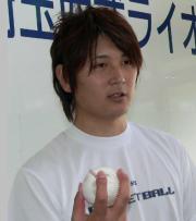 ボールを手に沢村賞受賞の喜びを語った涌井