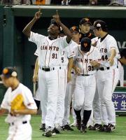 勝利の瞬間、ベンチからクルーンの真似をして出てきたオビスポ