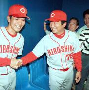 広島監督時、セ最年長完封勝利を挙げた大野を祝福