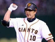 貴重な追加点となる右前適時打を放つ阿部はガッツポーズ