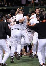 サヨナラ本塁打を放ち生還した阿部は原監督の胸にジャンプして飛び込む
