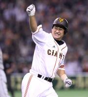 右前に同点適時打を放った代打大道は、一塁ベンチに向かってガッツポーズ