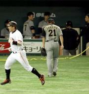 阿部(左)にサヨナラ本塁打を放たれ肩を落としてベンチに戻る武田久