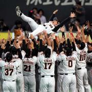 ７年ぶりに日本一を奪回し、ナインから胴上げされる原監督