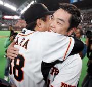 原監督の熱い抱擁を受ける阿部(撮影・宇治久裕)