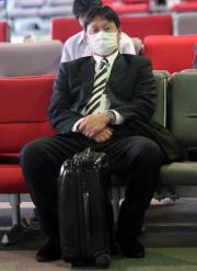 帰京の飛行機を待つ尾花コーチ