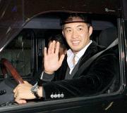 五十嵐は愛車から手を振った