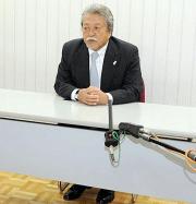 球団旗が片付けられた巨人球団事務所で会見する横浜の若林オーナー