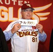 楽天ブラウン新監督は会見の名札を持ち自己ＰＲ（撮影・柴田隆二）