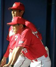 西武との練習試合で戦況を見つめるる広島・野村監督（撮影・高垣誠）