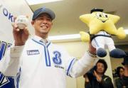 会見でホッシー人形とボールを手に笑顔の清水(撮影・山崎哲司)
