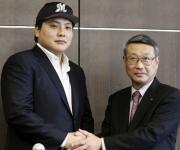 入団会見を行った金泰均。右はロッテ瀬戸山社長（ＡＰ）