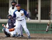 代打の岡田彰布監督は右前安打を放つ（撮影・加藤哉）