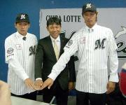 横浜からロッテにトレードで移籍した那須野(右)と斉藤(左)
