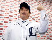 古巣の西武入団会見をした工藤公康は、ユニホームと帽子姿でガッツポーズ