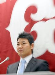 真剣な表情でメジャー挑戦への決意を語る高橋尚(撮影・宮川勝也)