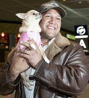 愛犬を抱いて成田空港を後にしたラミレス（撮影・蔦林史峰）