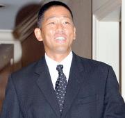 横浜との初交渉を終え会見場に向かう橋本（撮影・山崎哲司）