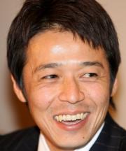 ヤクルトと1回目の交渉を終えた藤本は、会見で笑顔を見せる