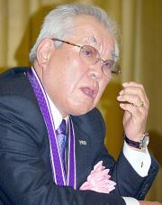 京都府京丹後市の名誉市民顕彰を受け、会見で涙を浮かべる野村氏(共同)