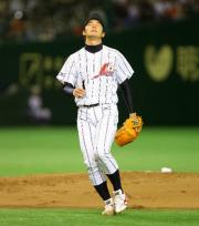 １回裏プロ選抜２死三塁、新井に右前適時打を許し天を仰ぐ先発の斎藤