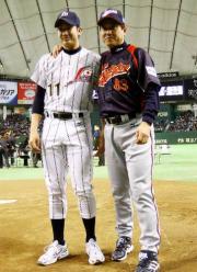 試合前、おいの菅野（左）と記念撮影に納まる原コーチ（撮影・野上伸悟）