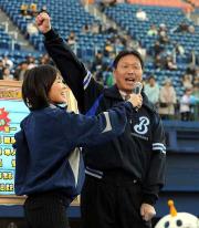 ファン感謝デーで気勢を上げる尾花監督