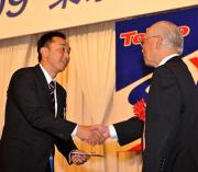 納会の表彰式で鈴木球団社長から金一封を手渡される宮本
