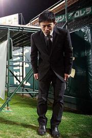 赤星は甲子園球場で行われた車いす贈呈式後、グラウンドに一礼する