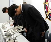 ０５年、謝罪会見で深々と頭を下げるダルビッシュ