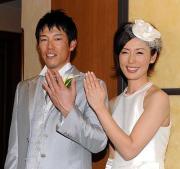 会見で指輪を披露する井端と明子夫人（撮影・桜井希望）
