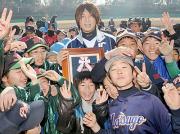 松戸市民栄誉賞を持ち野球少年たちと記念撮影する涌井(中央)