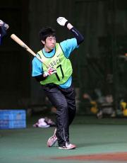 ティー打撃の合間に菊池はバットを担いだまま投球フォームをチェック