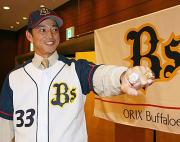 フィリーズとカージナルスのチャンピオンリングを披露する田口
