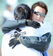 亀井は内海と久々の再会を果たし、熱い抱擁を交わす（撮影・松本俊）