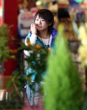 遠くを見つめながら成田空港内を移動する吉田えり
