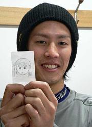 自らが描いた結婚相手の似顔絵を披露し笑顔を見せる岸