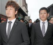 新勝寺へ必勝祈願に向かう大嶺祐太（左）と弟の翔太（撮影・柴田隆二）