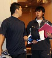 ミーティングを終え会場を出る山口。左は藤江（撮影・浅見桂子）