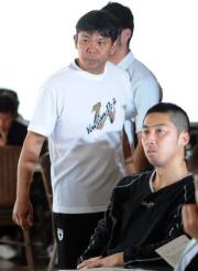 ロッテのミーティングに出席した今岡。左は西村監督（撮影・柴田隆二）