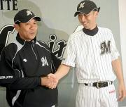 入団が決定した今岡(右)は西村監督とがっちり握手
