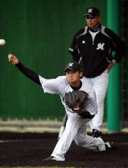 236球を投げた唐川。右は西本投手コーチ