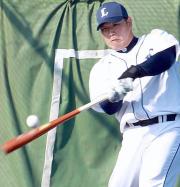 居残り特打を行う中村(撮影・沢野健太)