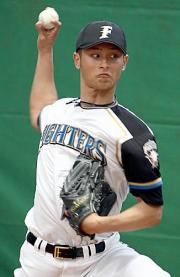 ブルペンで101球を投げ込むダルビッシュ(撮影・黒川智章)