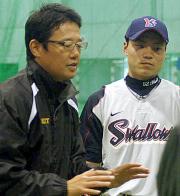 古田氏（左）から直接指導を受ける２年目の中村