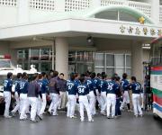宮古島警察署で小瀬さんのひつぎを見送ったオリックスナイン