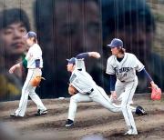 雄星、涌井（左）、岸（右）と並んでの投球をファンがガラス越しに見守る