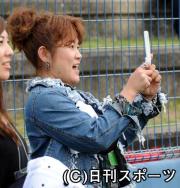 携帯カメラでナインを撮影する山田邦子（撮影・柴田隆二）