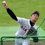 フリー打撃に登板し、武器であるフォークを投げる土本（撮影・松本俊）