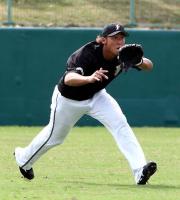 4回表、紺田の打球を前進して捕る中田(撮影・黒川智章)